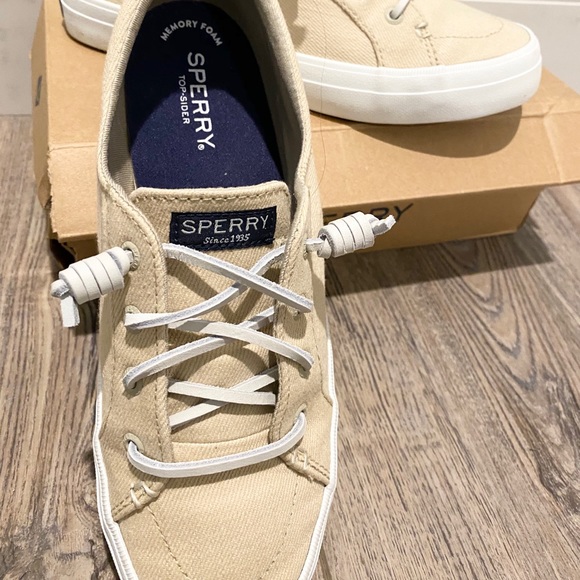 Women’s 7.5 Sperry Sneaker - Picture 2 of 2